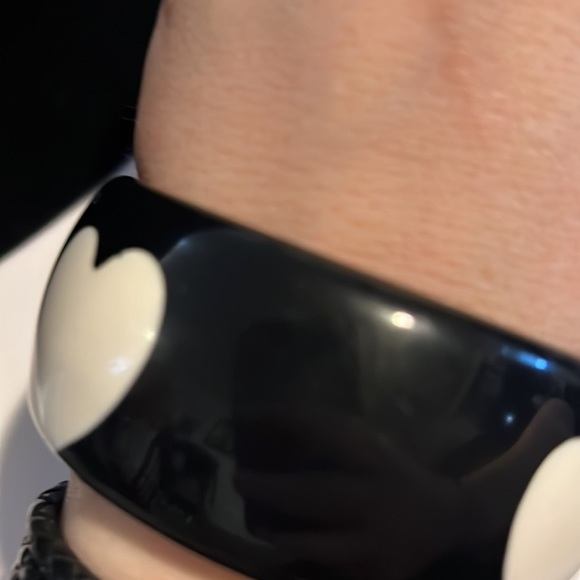 Vintage black and white heart bangle 2 1/2 inches in diameter - Picture 4 of 5